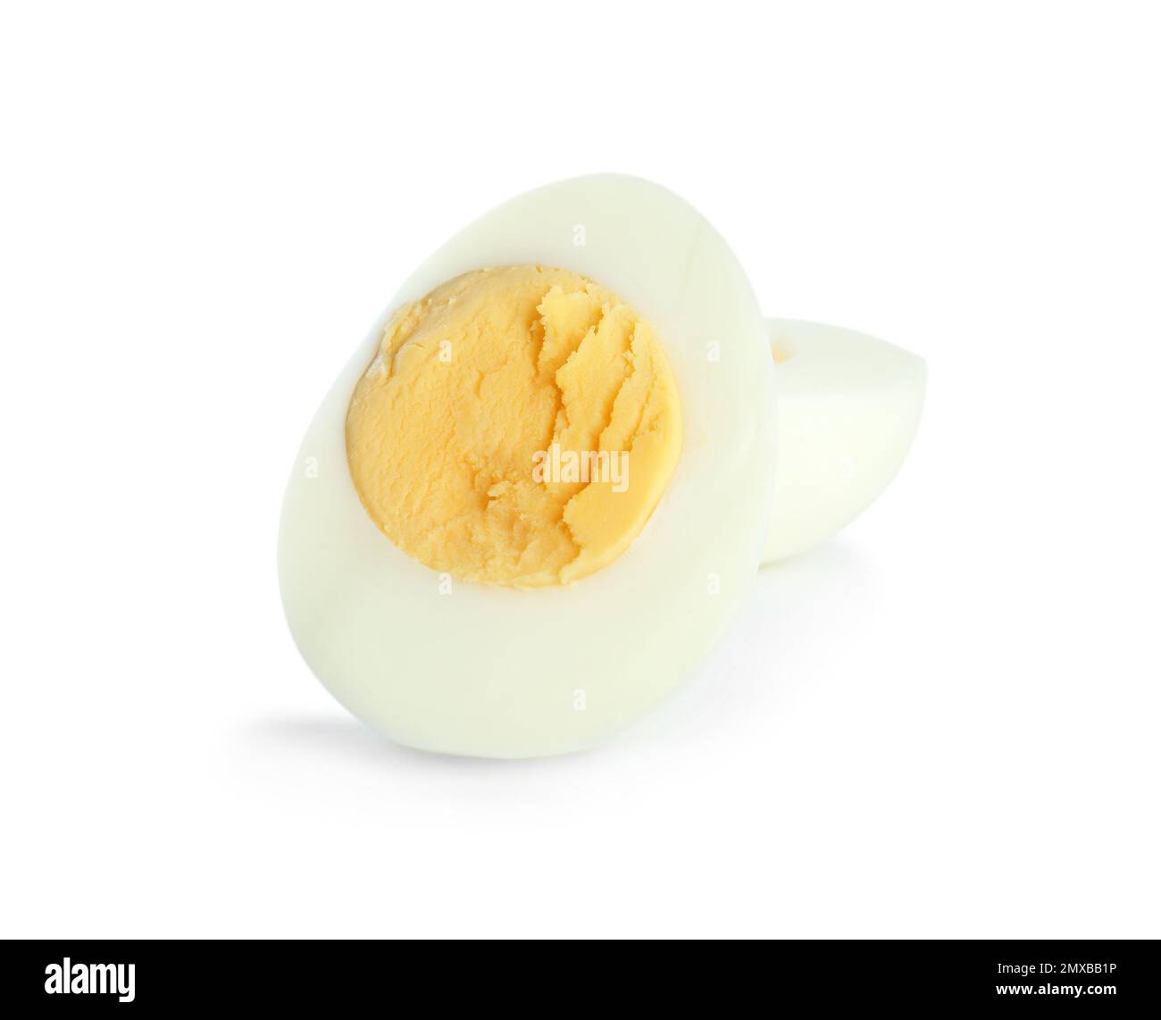 Metà di uovo di pollo fresco sodo isolato su bianco Foto Stock