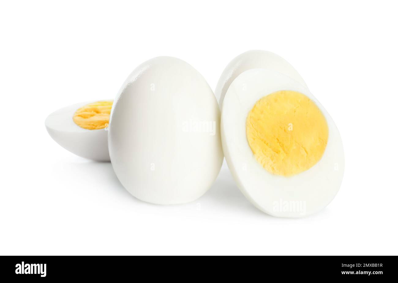 Uova fresche di pollo sode isolate su bianco Foto Stock