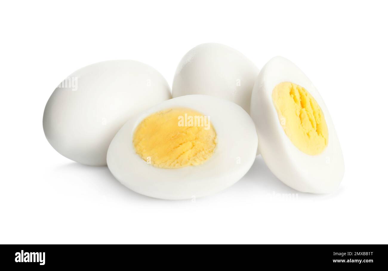Uova fresche di pollo sode isolate su bianco Foto Stock