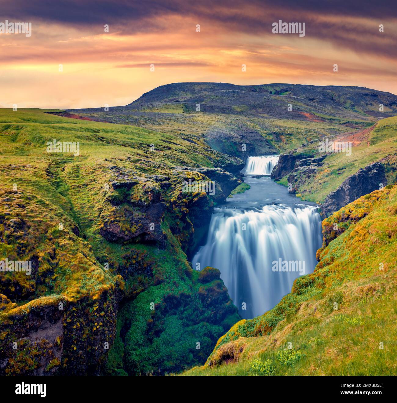 Splendido paesaggio islandese. Favolosa cascata sul fiume Skoga. Splendida alba estiva alla periferia della cascata Skogafoss. Emozionante scena mattutina di Foto Stock