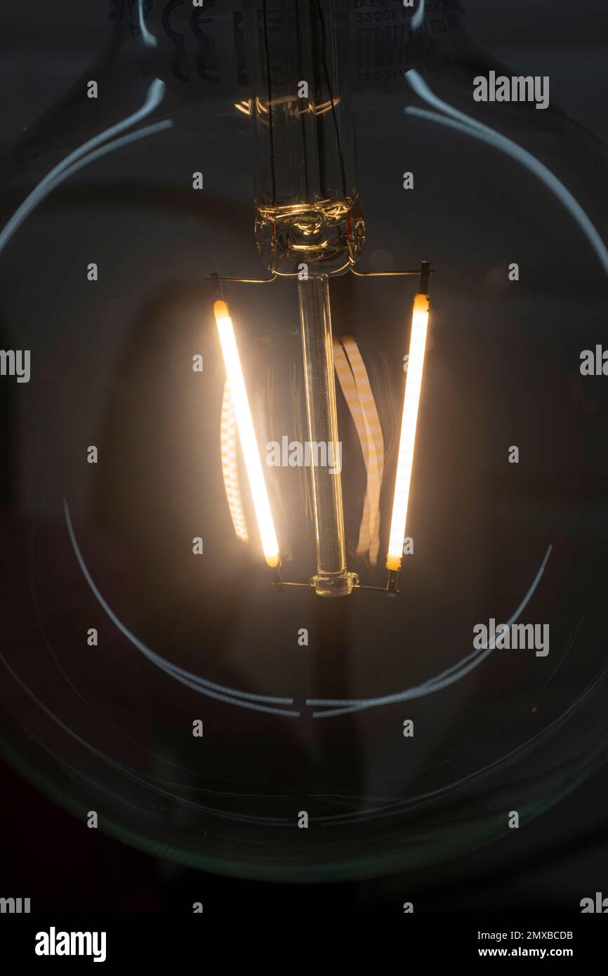 Illuminazione luminosa di una lampadina di vetro Foto Stock