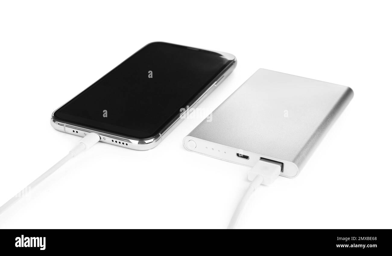 Ricarica del telefono cellulare con power bank isolato su bianco Foto Stock