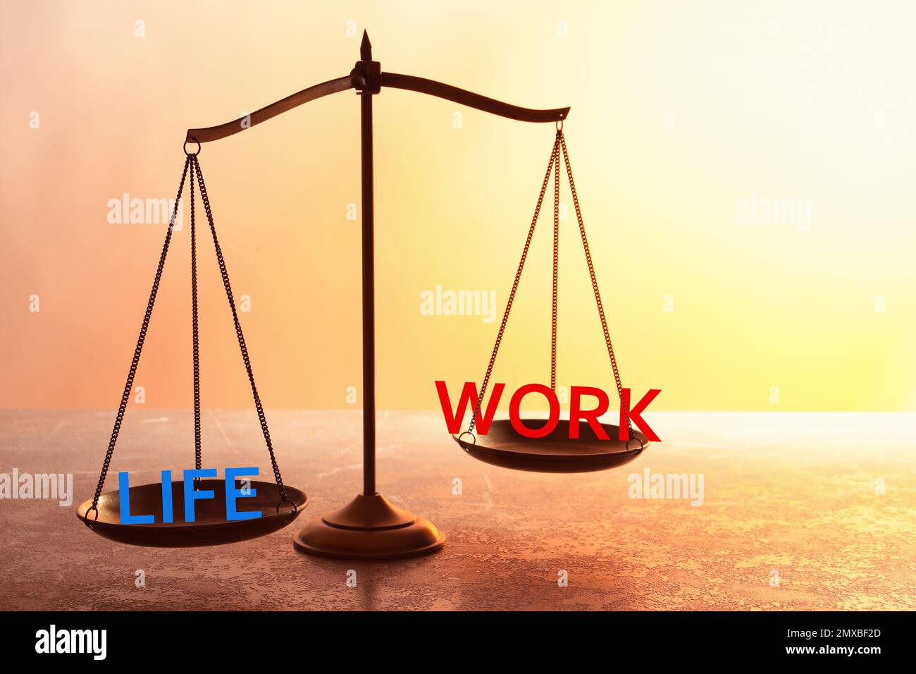 Concetto di equilibrio tra vita lavorativa e vita privata. Scala con parole sulla tabella Foto Stock