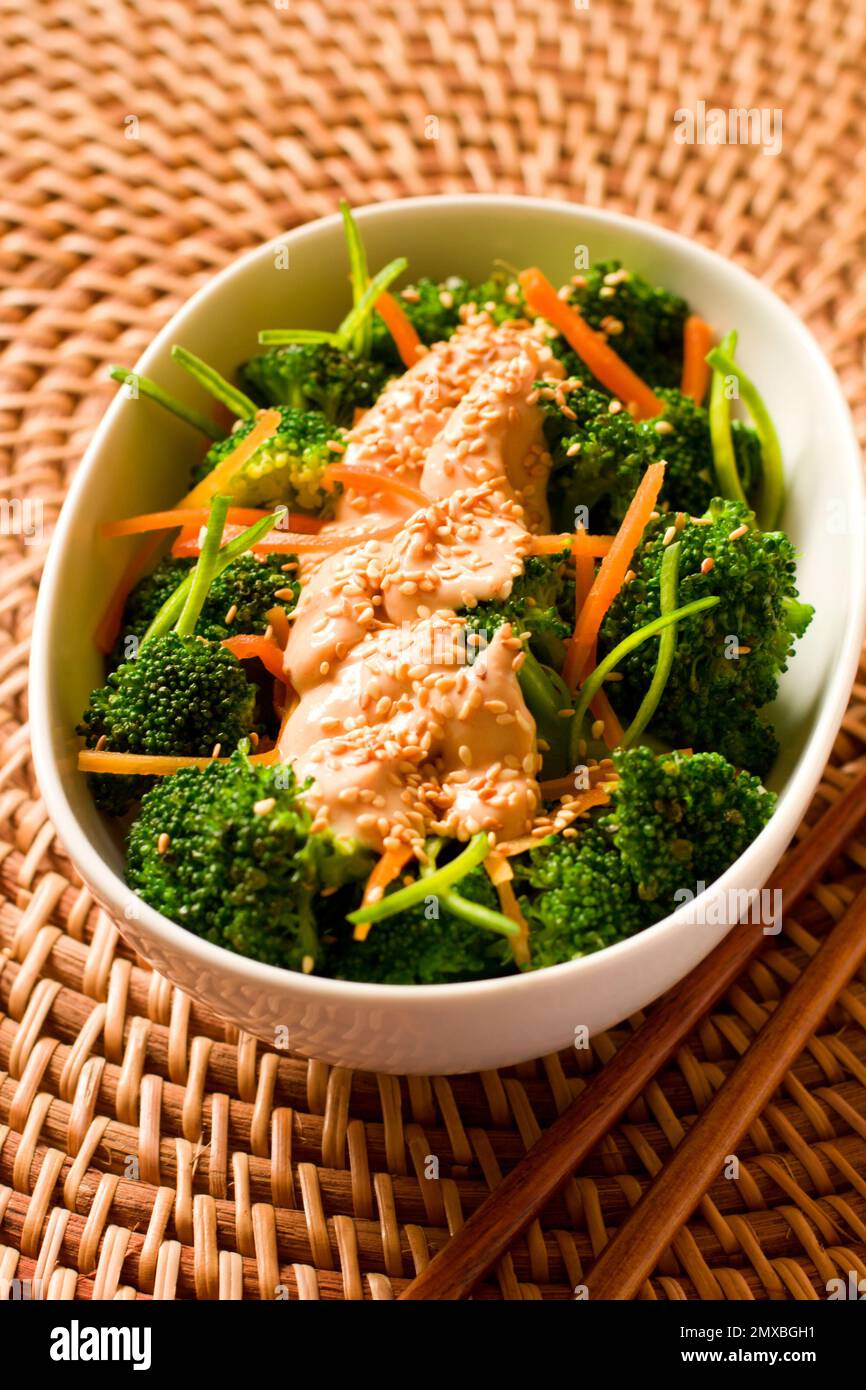 broccoli con condimento al tofu di sesamo Foto Stock