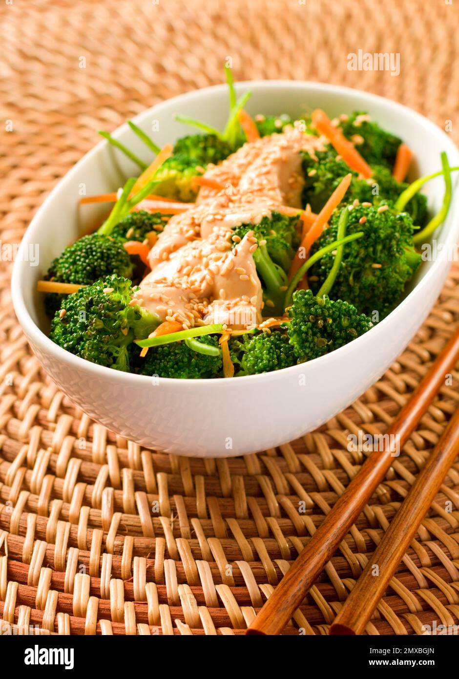 broccoli con condimento al tofu di sesamo Foto Stock