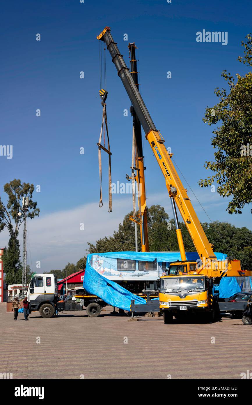 (Latest - News) nuovo treno DHMU Kalka a Shimla, ottenere Offload su binari a Kalka Station (Haryana), India. Foto Stock