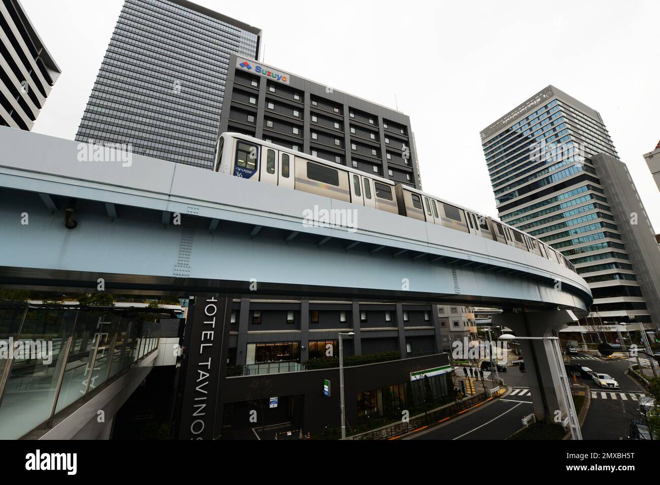 Nuova linea di transito Yurikamome che collega Shimbashi a Toyosu, attraverso l'isola artificiale di Odaiba a Tokyo, Giappone, Foto Stock