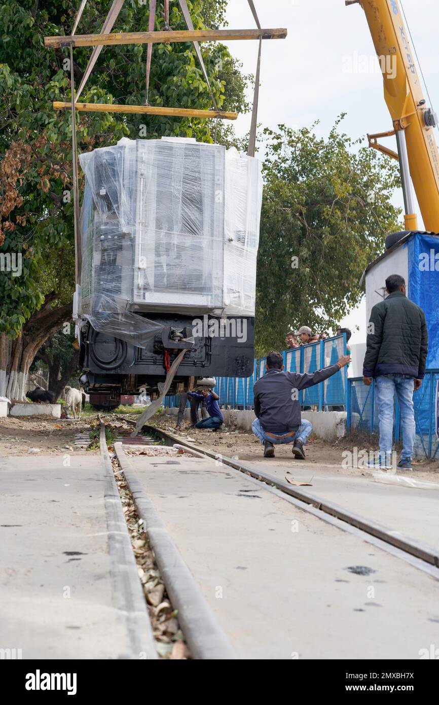 (Latest - News) nuovo treno DHMU Kalka a Shimla, preparandosi ad essere scaricato in pista a Kalka (Haryana), India. Foto Stock