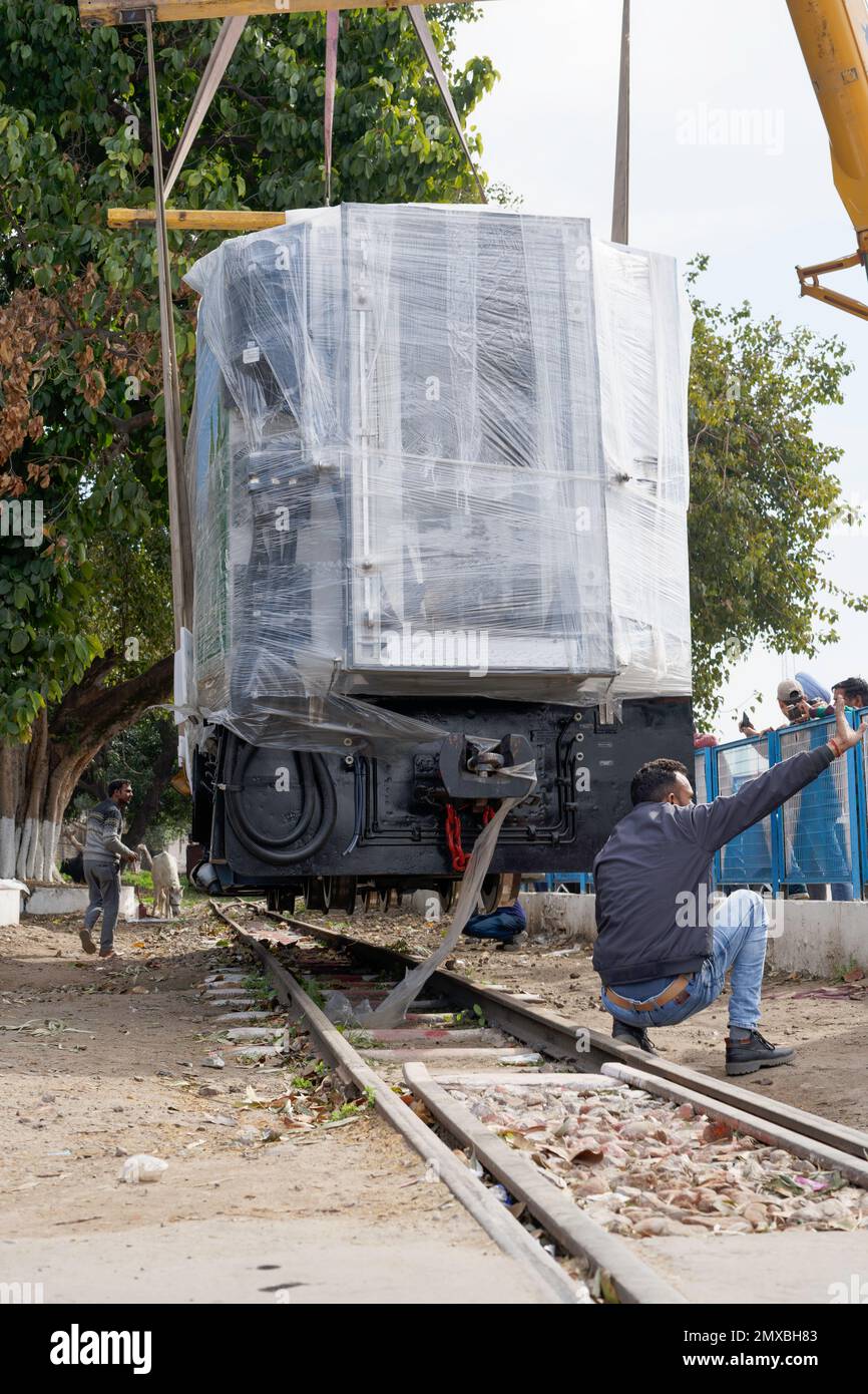 (Latest - News) nuovo treno DHMU Kalka a Shimla, ottenendo Offloaded in pista a Kalka Station (Haryana), India. Foto Stock