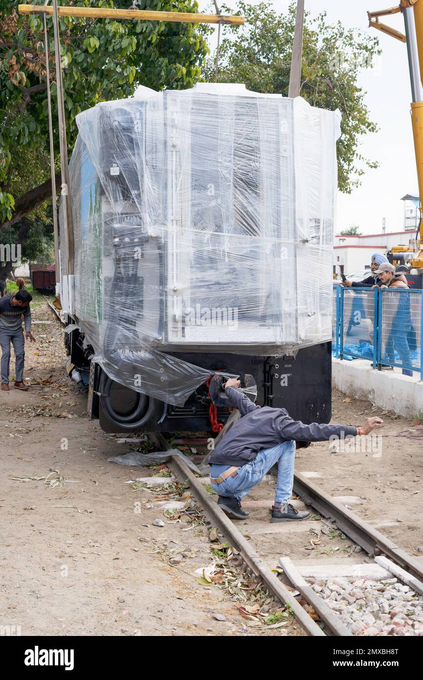 (Latest - News) nuovo treno DHMU Kalka a Shimla, preparandosi ad essere scaricato in pista a Kalka (Haryana), India. Foto Stock