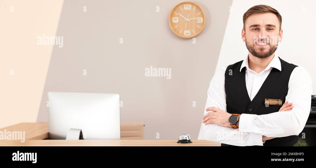 Ritratto dell'addetto alla reception vicino al banco di ricevimento in un hotel moderno. Design del banner Foto Stock