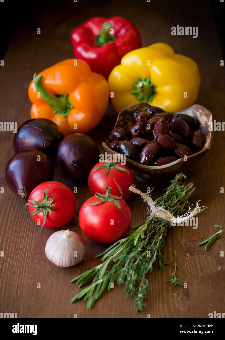 verdure fresche sul tavolo di legno Foto Stock