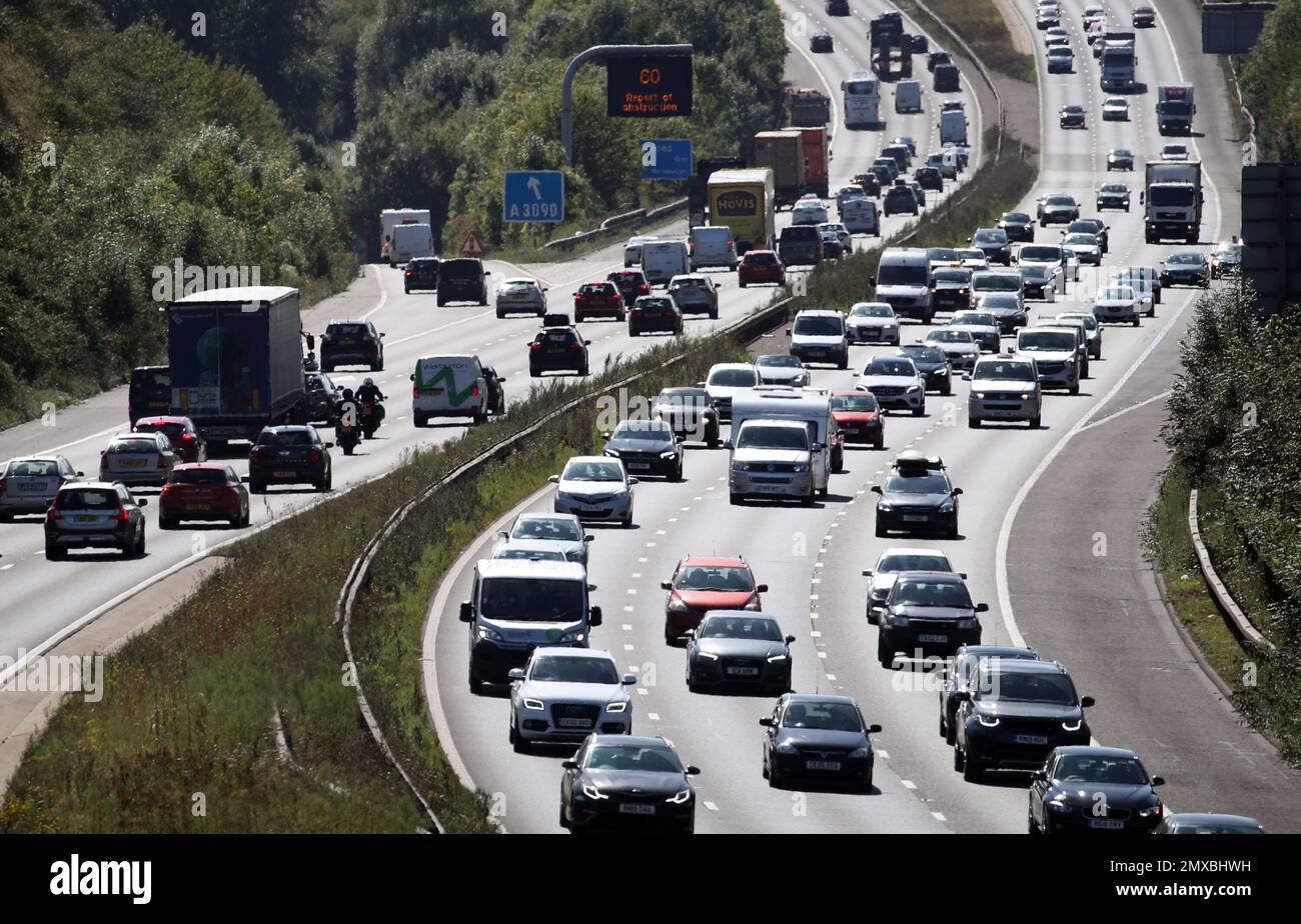 File foto datata 23/8/2019 del traffico lungo l'autostrada M3 vicino a Winchester in Hampshire. Il prezzo medio pagato per l'assicurazione automobilistica è salito del 8% negli ultimi tre mesi del 2022, secondo l'Association of British Insurers (ABI). Il premio tipico pagato per l'assicurazione auto privata è stato di 470 sterline, in crescita del 8% rispetto al trimestre precedente. Data di emissione: Venerdì 3 febbraio 2023. Foto Stock