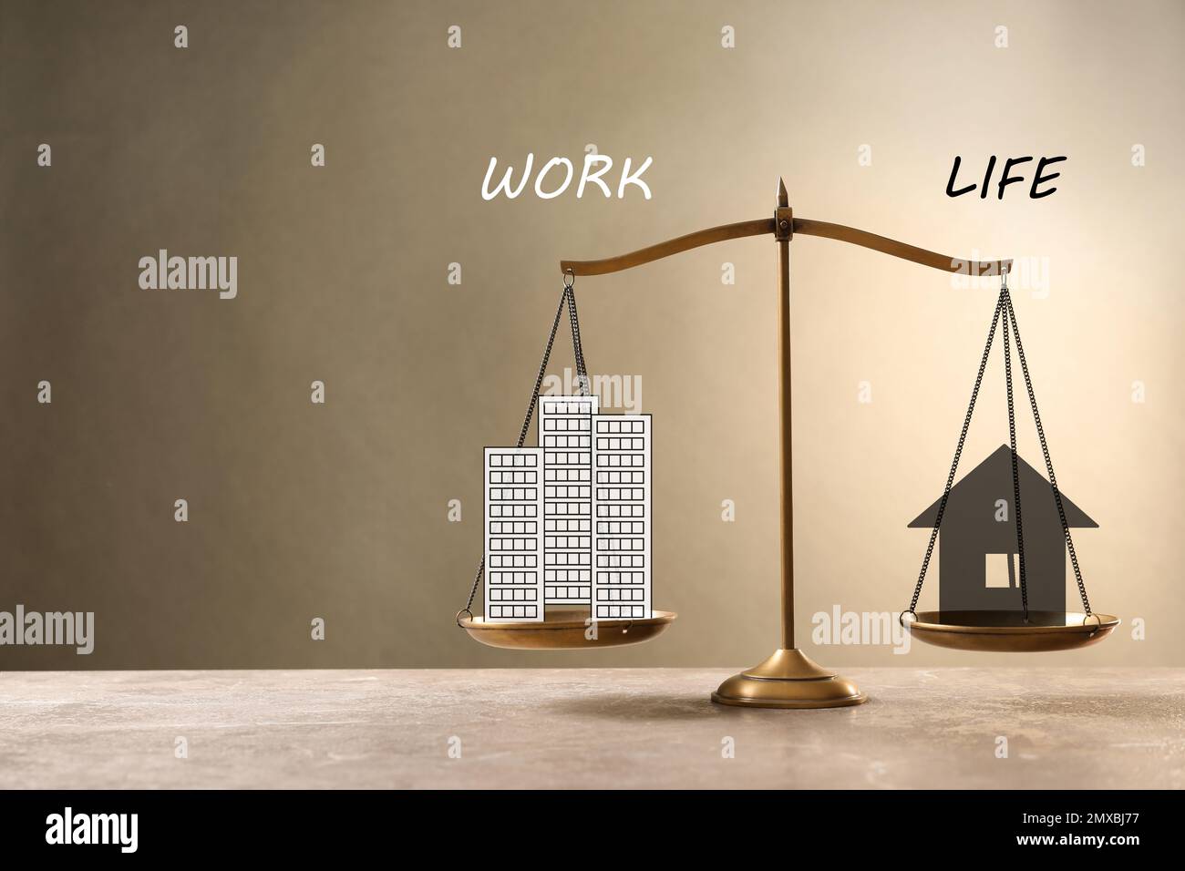 Concetto di equilibrio tra vita lavorativa e vita privata. Scala con immagini di casa e ufficio edificio sul tavolo Foto Stock