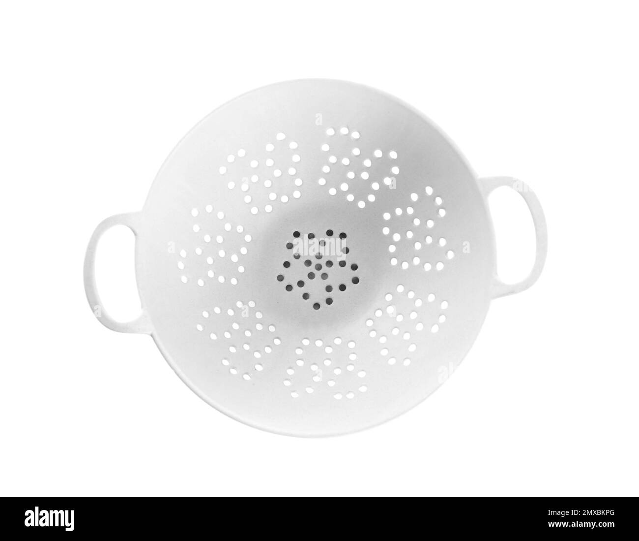 Nuovo colander in plastica isolato su bianco, vista dall'alto. Utensili da cucina Foto Stock
