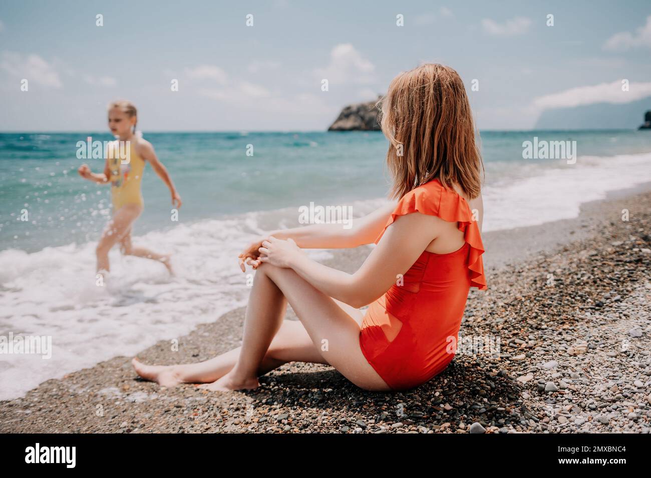 Felice amante famiglia madre e figlia divertirsi insieme sulla spiaggia.  Mamma giocando con il suo bambino in vacanza vicino all'oceano - Famiglia  Foto stock - Alamy