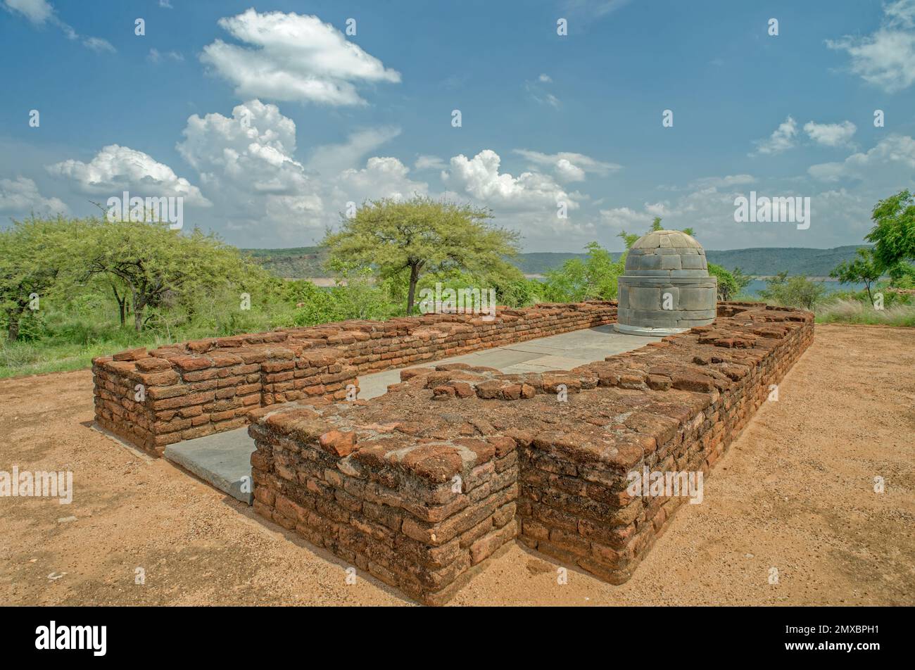 08 23 2015 3rd ° secolo A.D. Stupa e rovine di Nagarjuna Konda, Nagarjuna Konda Sagar Andhra Pradesh, India, Asia, indiano, asiatico Foto Stock