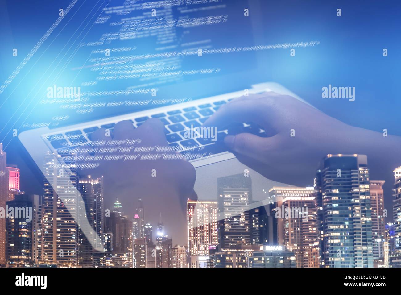 Doppia esposizione del programmatore maschio con laptop e cityscape, primo piano Foto Stock