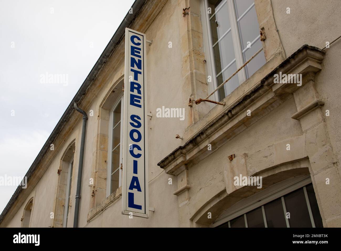 centro sociale francese e segno di testo sulla facciata muro significa centro sociale locale Foto Stock