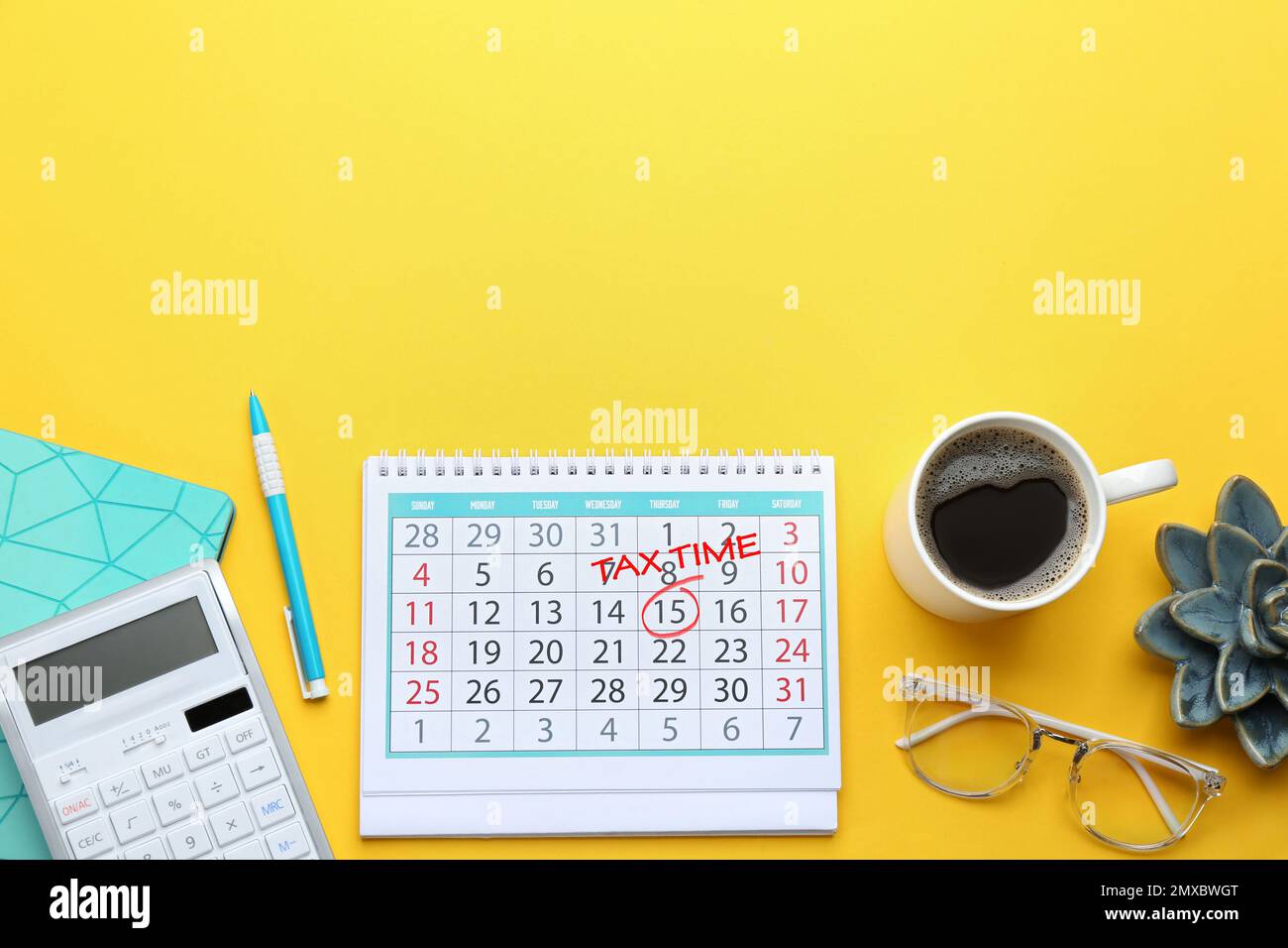 Calendario con le parole TEMPO FISCALE e tazza di caffè su sfondo giallo, piatto. Spazio per il testo Foto Stock