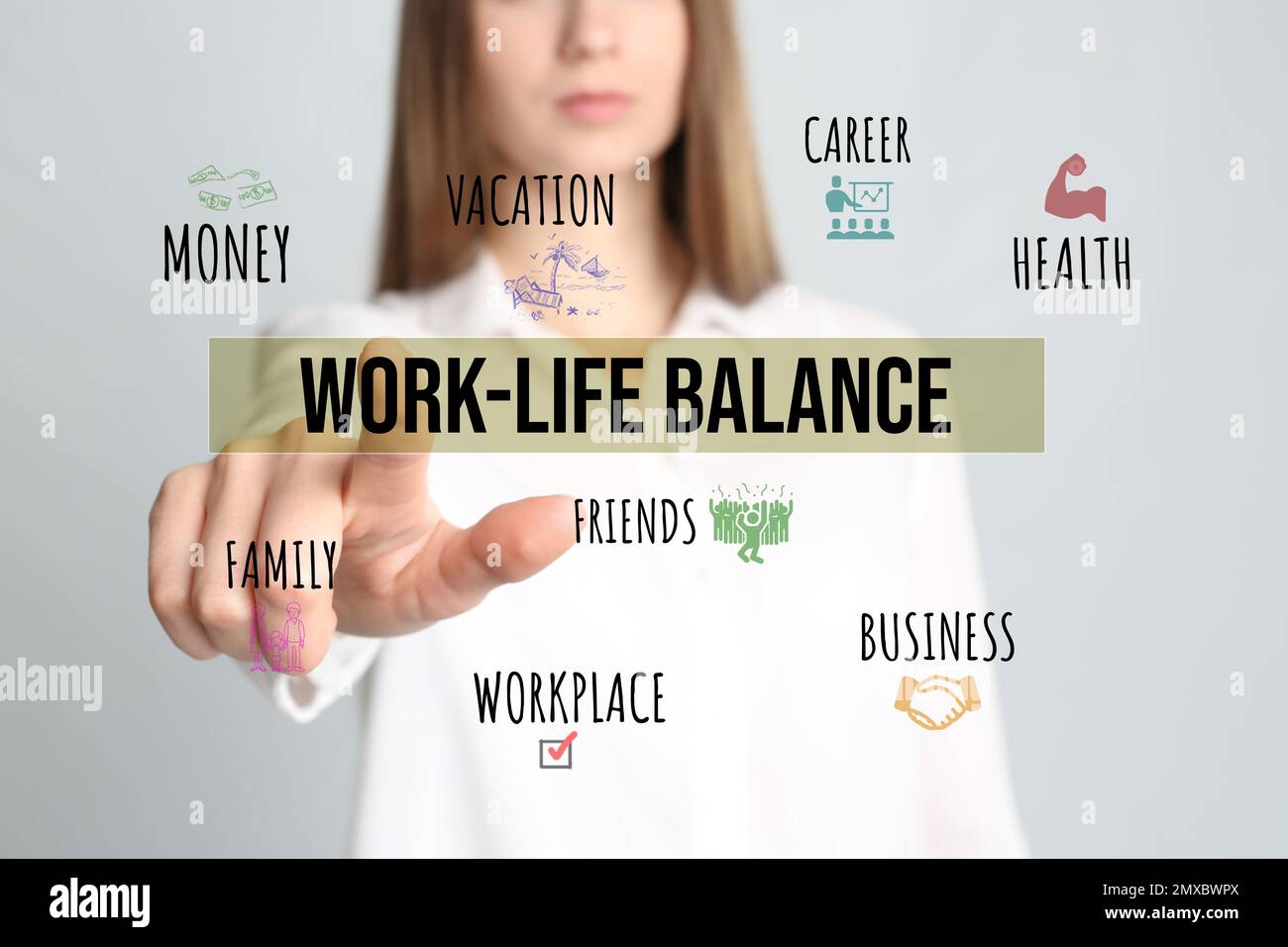 Donna che indica sulla frase lavoro-vita equilibrio contro sfondo chiaro, primo piano Foto Stock