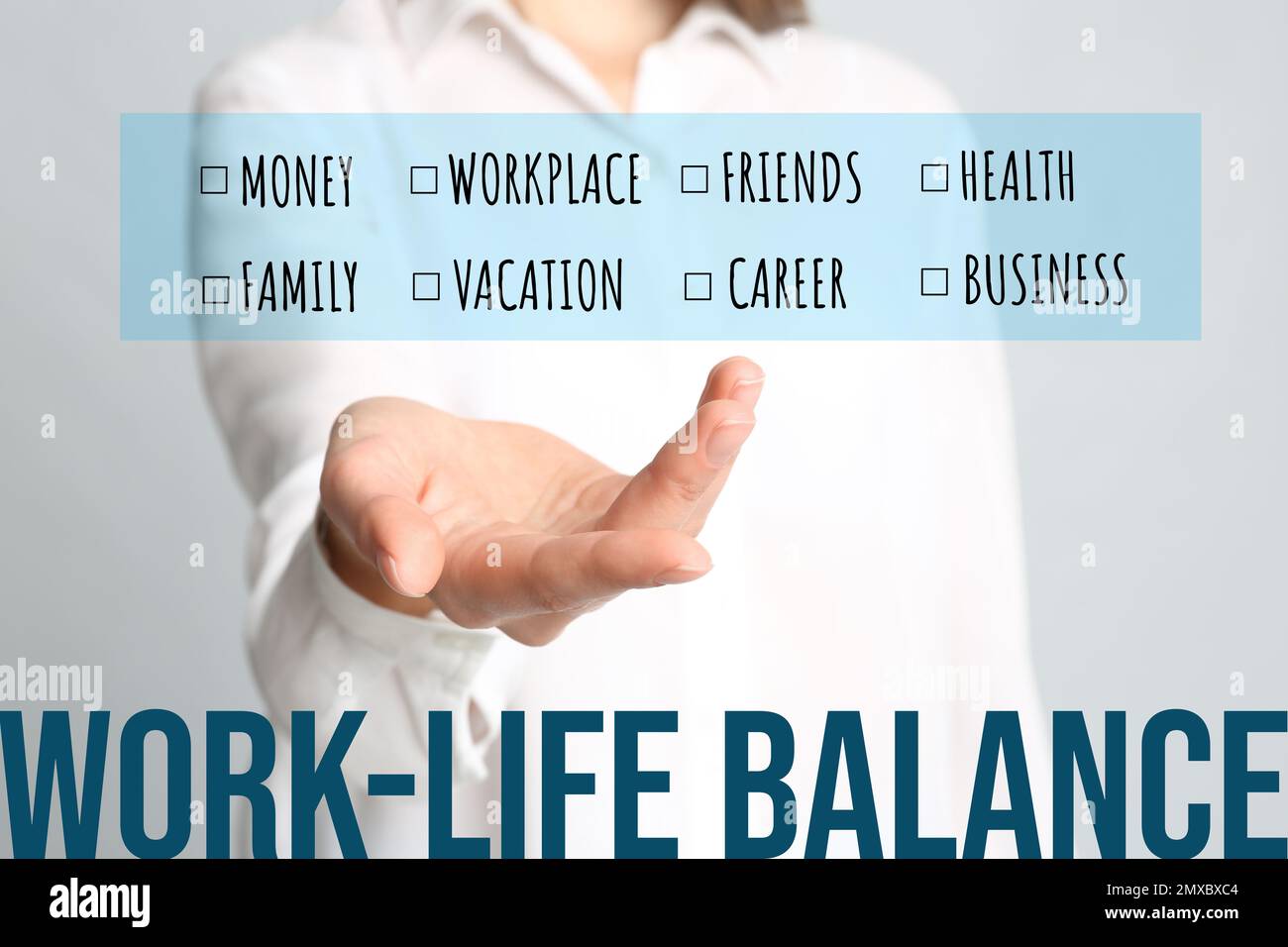 Concetto di equilibrio tra vita lavorativa e vita privata. Donna che mostra una lista di parole su sfondo chiaro, primo piano Foto Stock