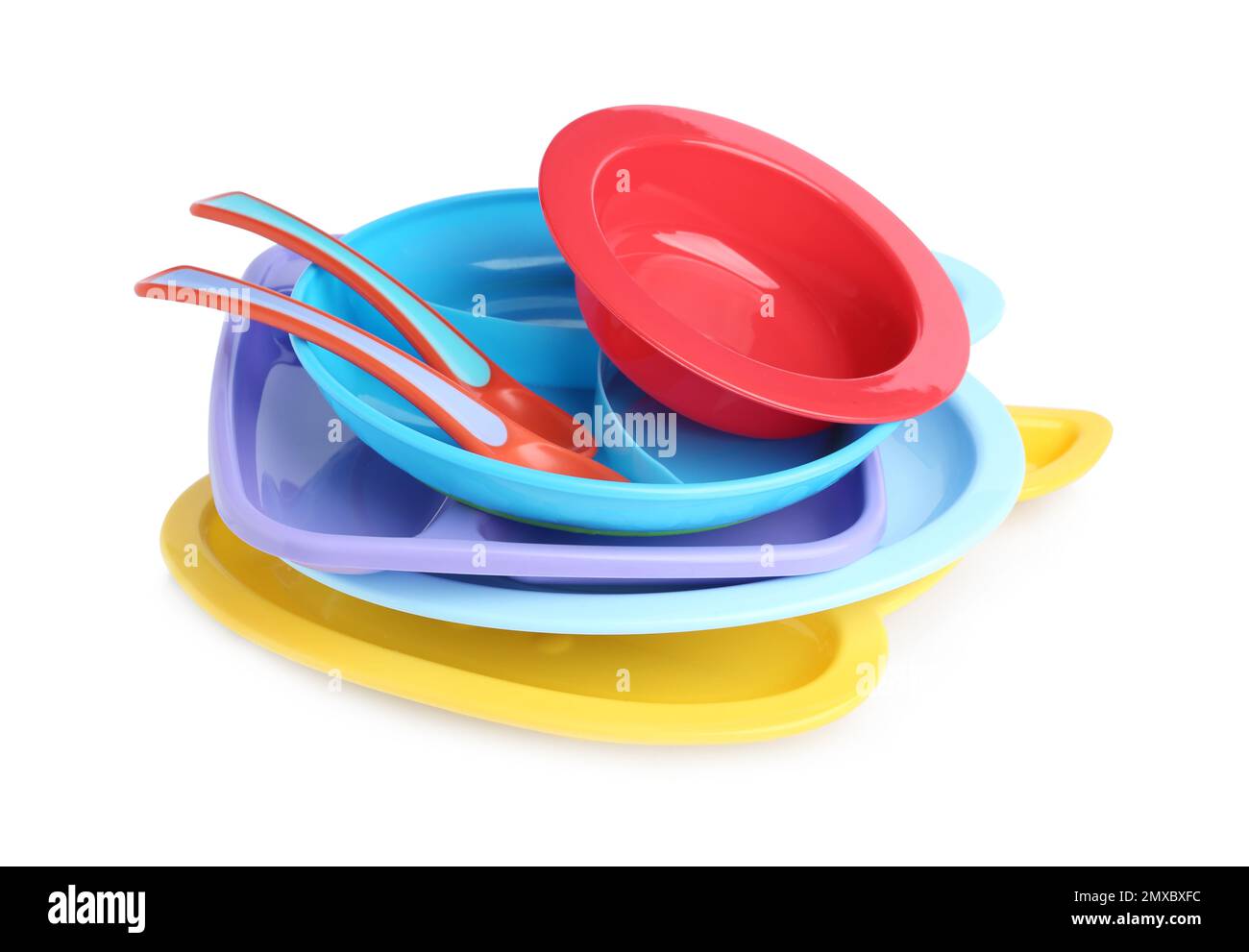 Pila di piatti colorati in plastica isolati su bianco. Servire pappe per  bambini Foto stock - Alamy