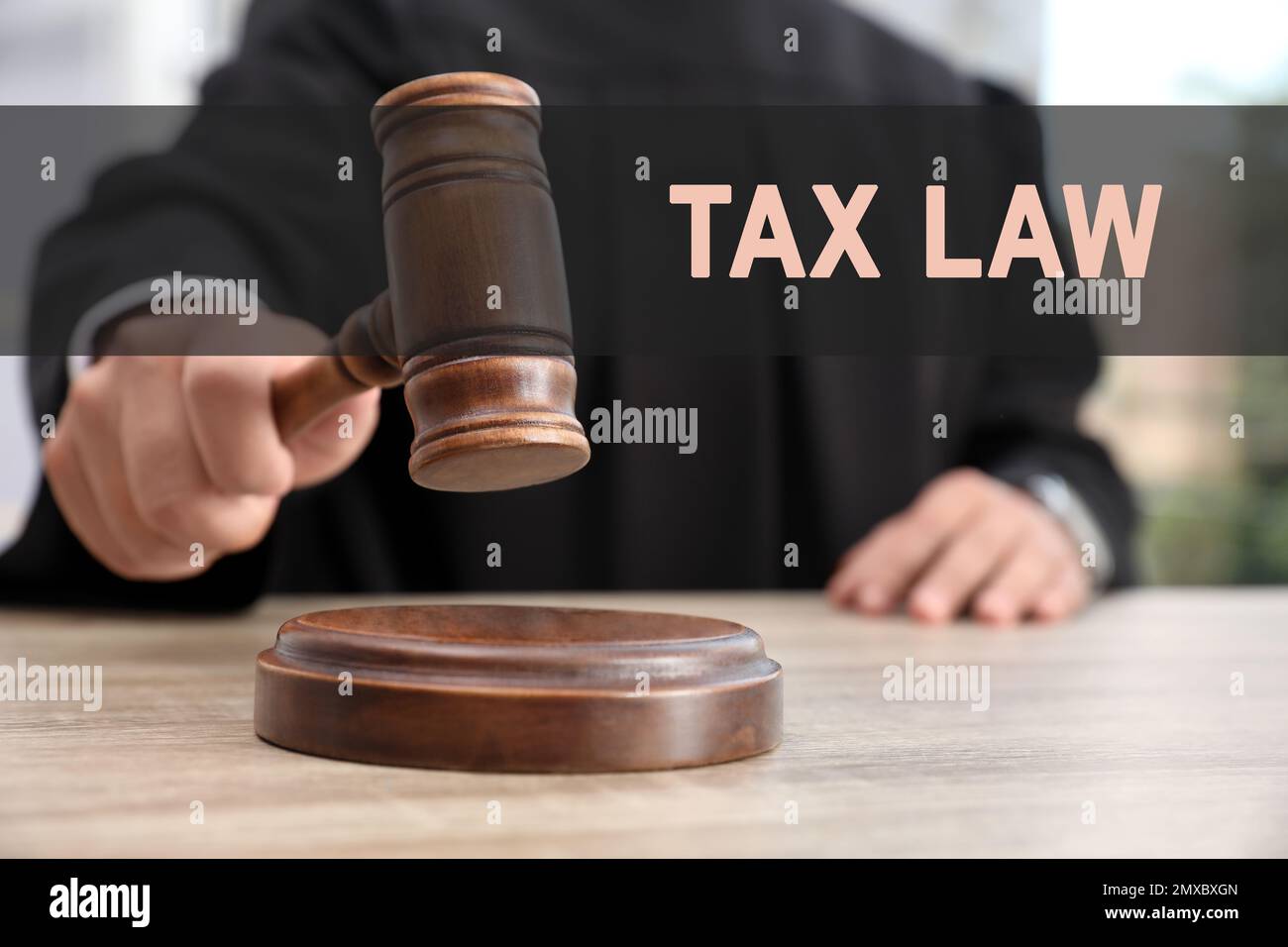 Giudica con il gavel a tavola all'interno, primo piano. Concetto di diritto fiscale Foto Stock