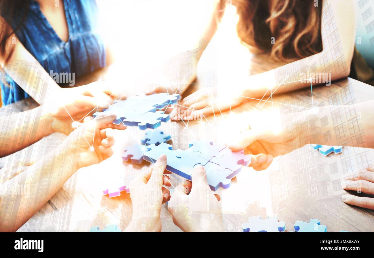 Doppia esposizione di persone con puzzle e paesaggio urbano Foto Stock