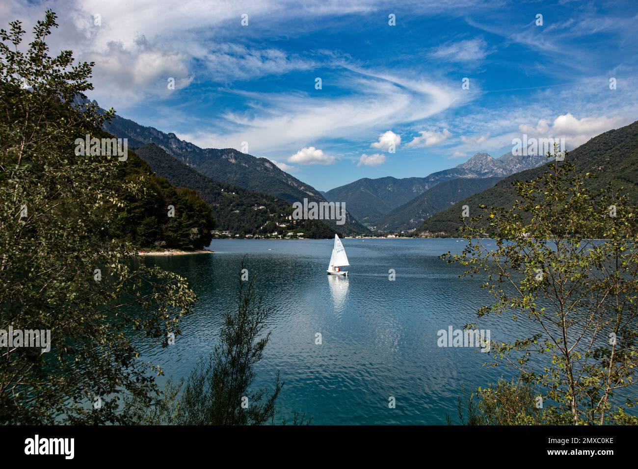 Paesaggio montano punto di interesse turistico Lago di Ledro Trentino Italia Foto Stock