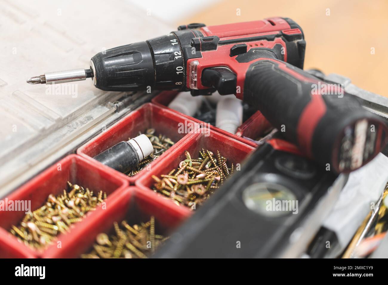 due cacciaviti elettrici o trapani per avvitamento e foratura Foto Stock