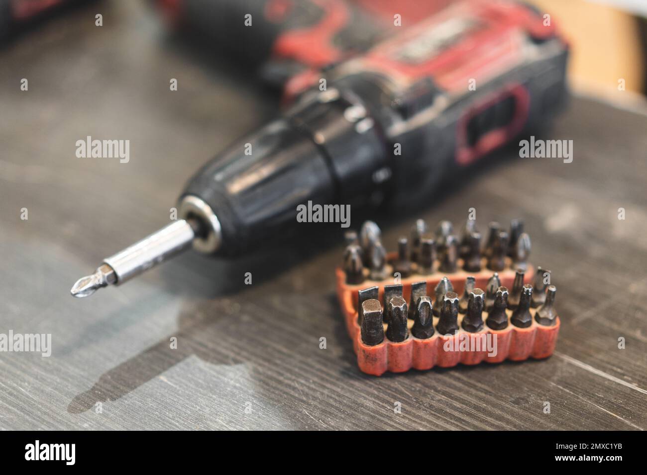 due cacciaviti elettrici o trapani per avvitamento e foratura Foto Stock