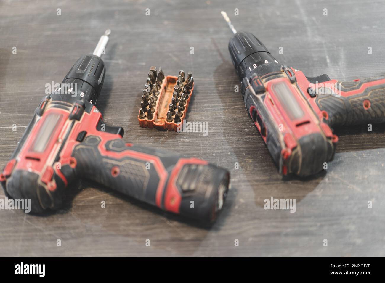 due cacciaviti elettrici o trapani per avvitamento e foratura Foto Stock