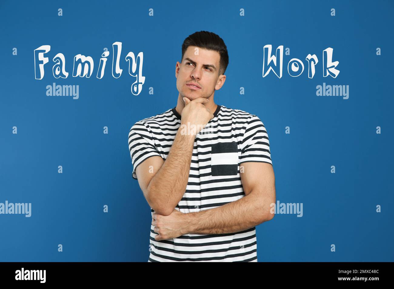 Equilibrio di vita. Uomo attento che fa la scelta tra famiglia e lavoro Foto Stock