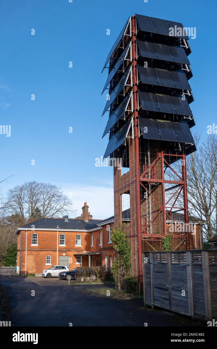 Pannelli solari su una torre di perforazione presso la vecchia stazione dei vigili del fuoco dell'esercito a Bordon, Hampshire, Inghilterra, Regno Unito, ora eco-stazione Foto Stock