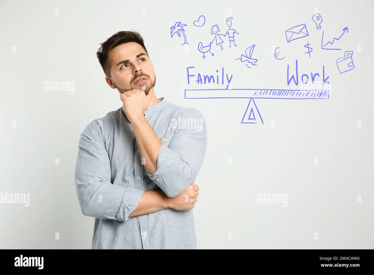 Equilibrio di vita. Uomo attento che fa la scelta tra famiglia e lavoro Foto Stock