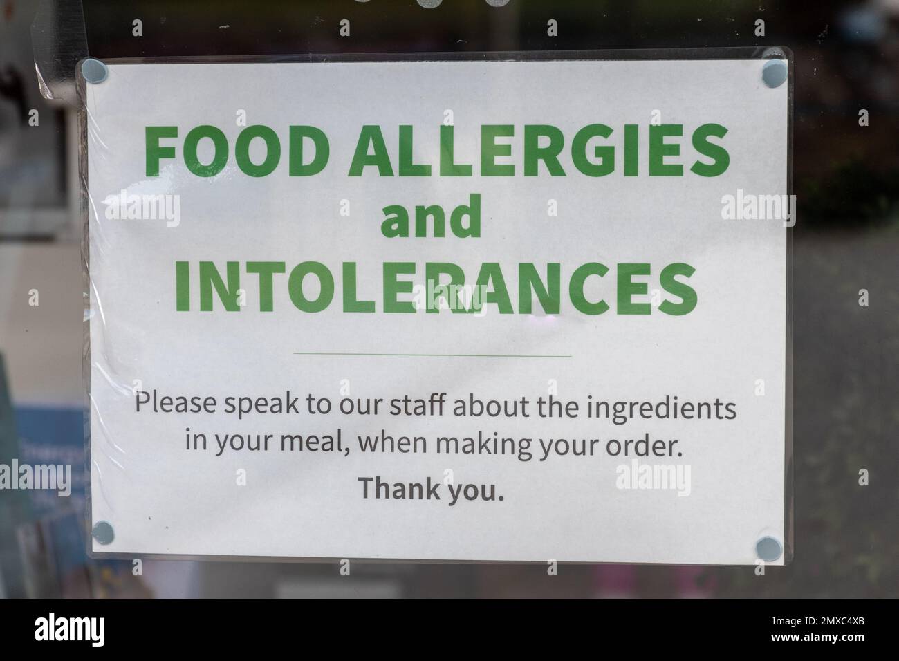 Alimenti Allergie e intolleranze, avviso o segno in una finestra di caffè, Regno Unito Foto Stock
