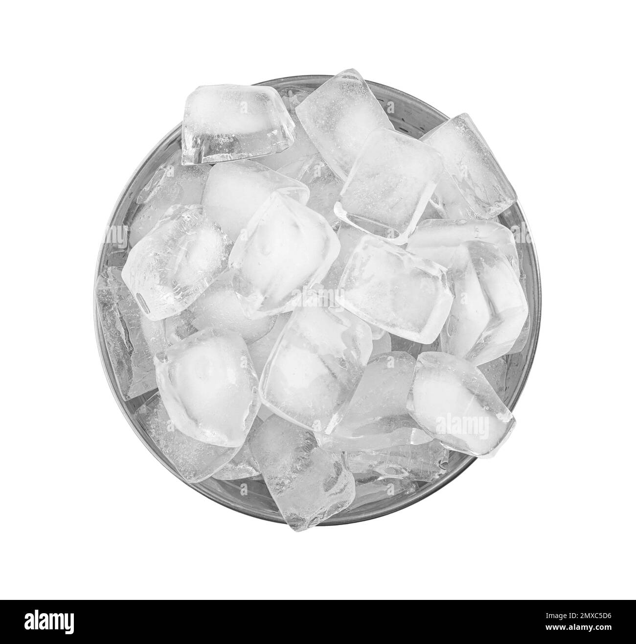 Secchio in metallo con cubetti di ghiaccio isolati su bianco Foto Stock