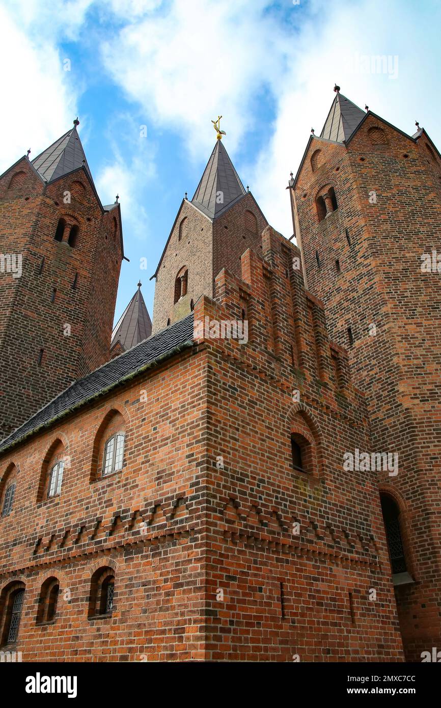 Primo piano della Chiesa di nostra Signora a Kalundborg, Danimarca. Ha cinque torri, ed è un punto di riferimento della città. Foto Stock