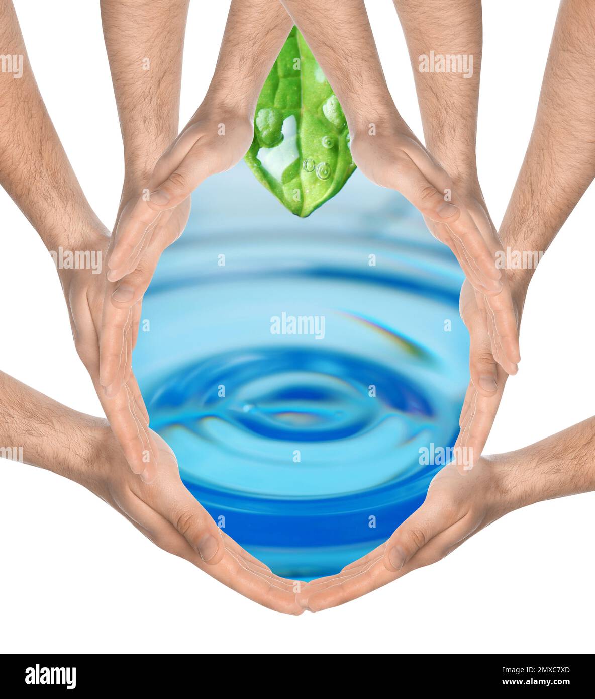 Uomini che formano goccia d'acqua con le mani su sfondo bianco. Protezione ecologica Foto Stock