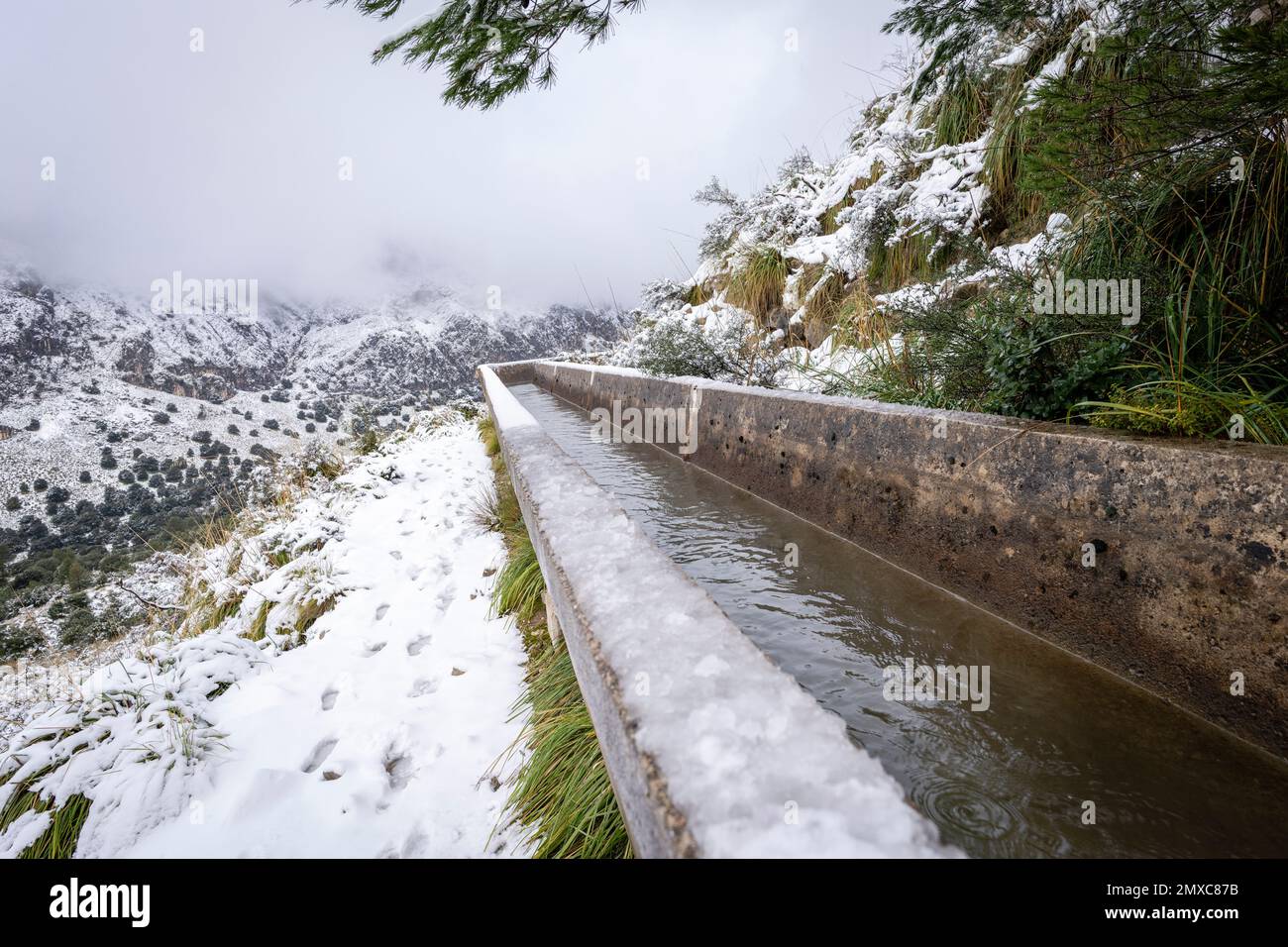 Canale di rifornimento dell'acqua, Gorg Blau Reservoir, Escorca, Maiorca, Isole Baleari, Spagna Foto Stock