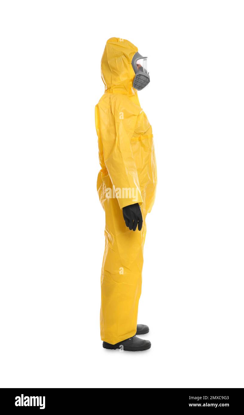 Uomo che indossa tuta protettiva chimica su sfondo bianco. Ricerca sui virus Foto Stock