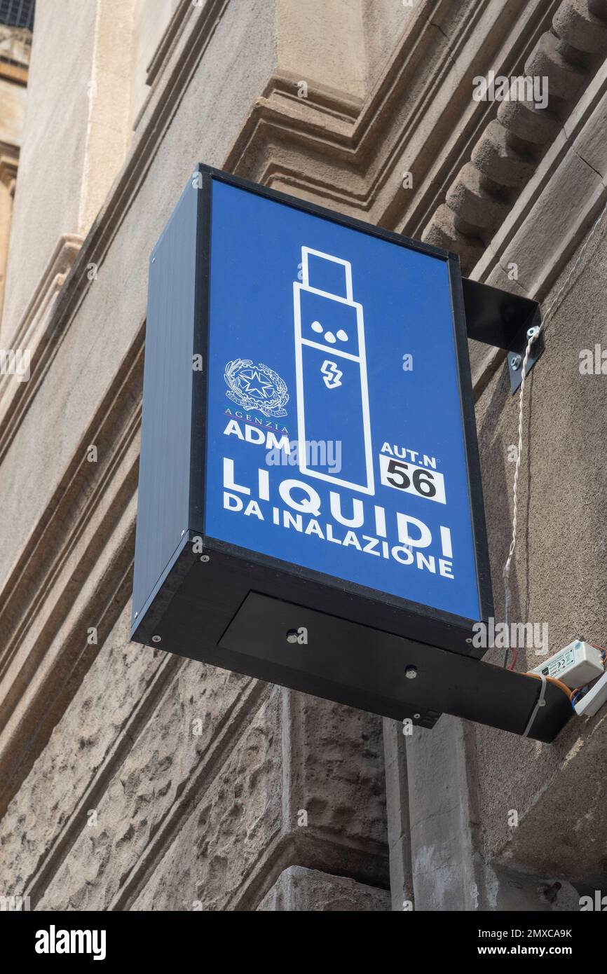 Palermo, Italia - 09 gennaio 2023 - il segno di una rivendita di liquidi  per inalazione, da utilizzare con sigarette elettroniche Foto stock - Alamy