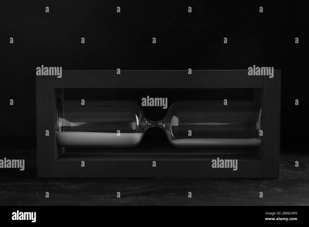 Vetrata sul tavolo su sfondo nero. Principio di Pareto Foto Stock