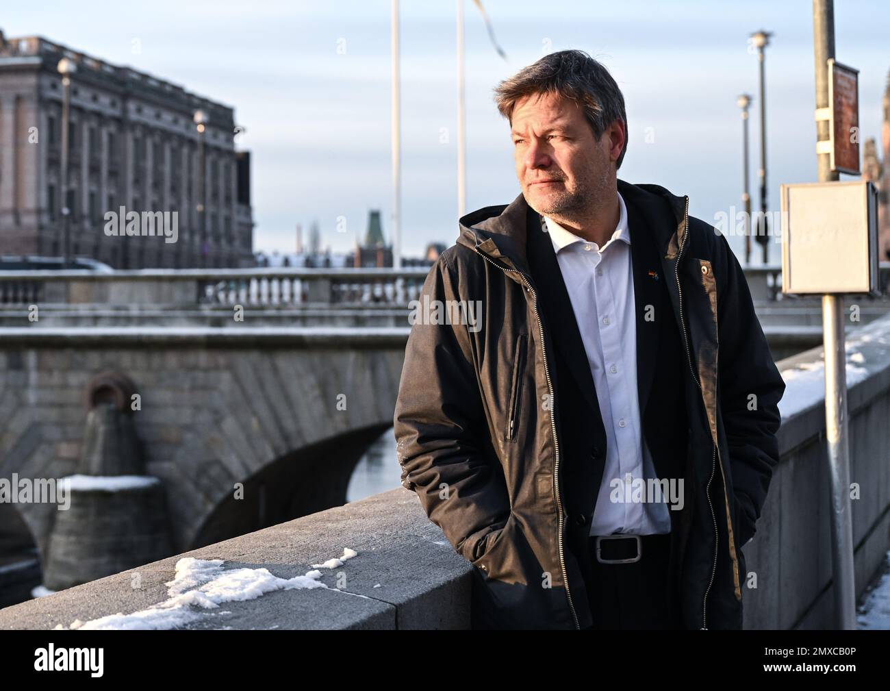 Stoccolma, Svezia. 03rd Feb, 2023. Robert Habeck (Bündnis 90/Die Grünen), Vice Cancelliere e Ministro federale dell'economia e della protezione del clima, in una passeggiata mattutina lungo la Norrström. Durante il viaggio di Habeck in Svezia sono all'ordine del giorno i colloqui sulla politica commerciale e le tecnologie future. Credit: Britten/dpa/Alamy Live News Foto Stock