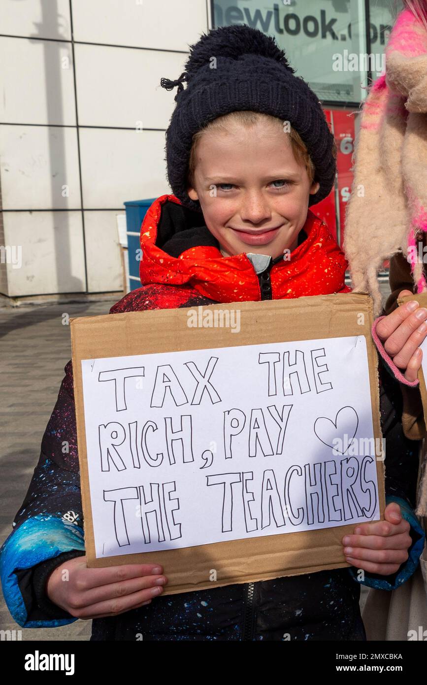 Giovane ragazzo che sostiene gli insegnanti. Manifestanti di vari settori si sono riuniti a Southend on Sea per chiedere un aumento delle condizioni salariali e di lavoro Foto Stock