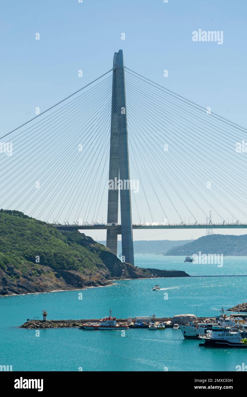 La costruzione del ponte Yavuz Sultan Selim può essere vista dalla riva di Poyrazkoy, il pilastro destro del terzo ponte sul Bosforo si trova qui (2017) Foto Stock