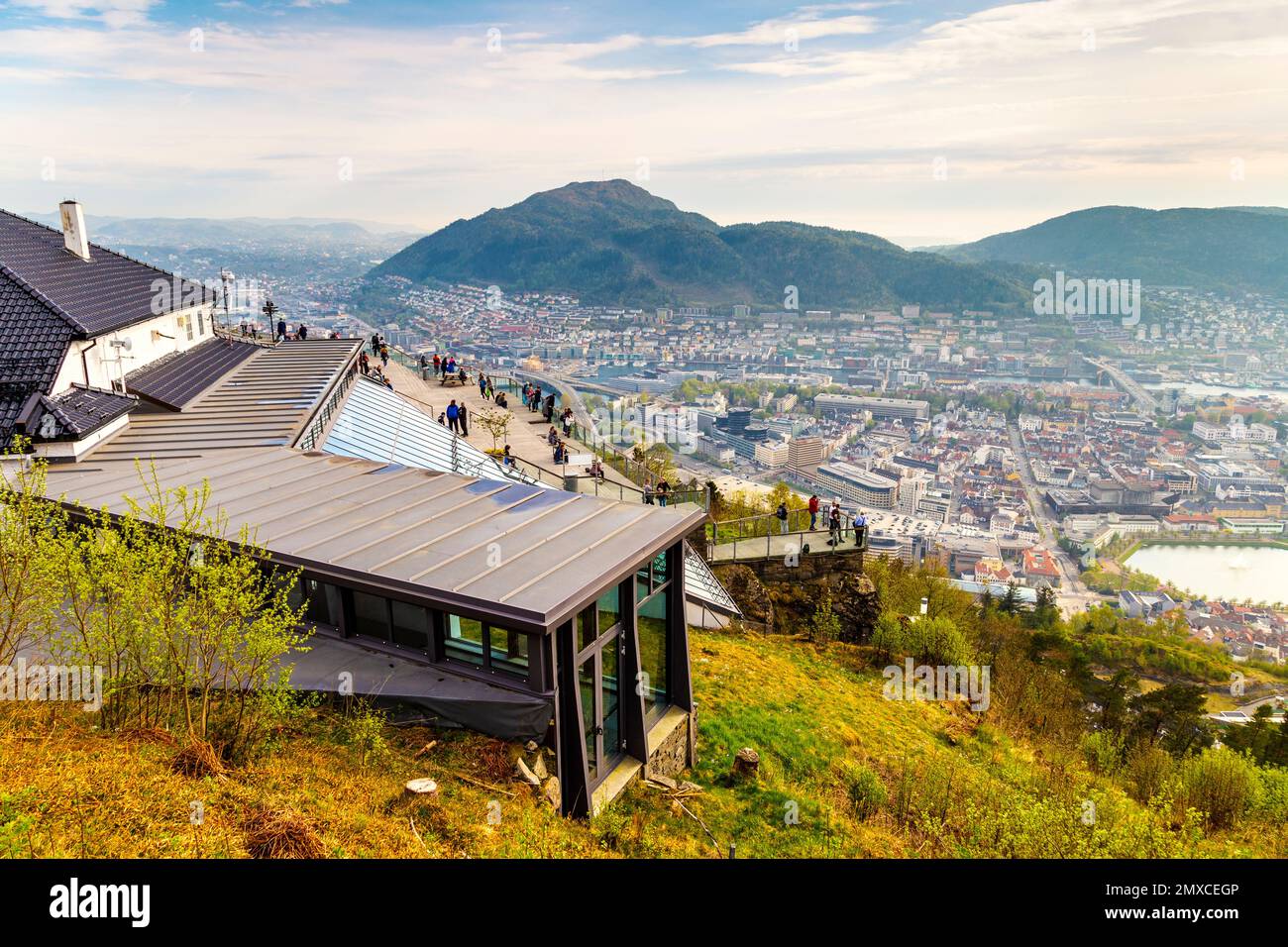 Terrazza panoramica sulla cima del Monte Fløyen e vista panoramica di Bergen, Norvegia Foto Stock