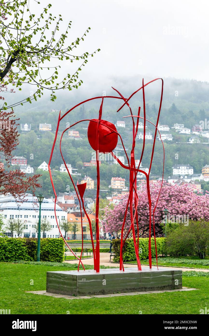 Scultura astratta "Vento rosso" di Arnold Haukeland (1978) a Bergen, Norvegia Foto Stock