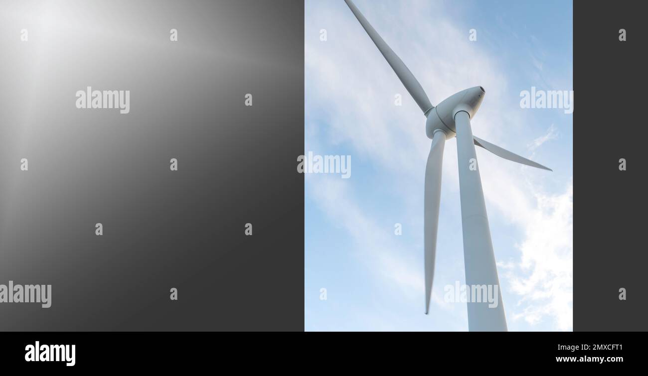 azienda agricola o parco eolico, con turbine eoliche ad alto livello per la generazione di energia elettrica. Concetto di generazione di energia verde. Sviluppo sostenibile, rinnovabile it Foto Stock